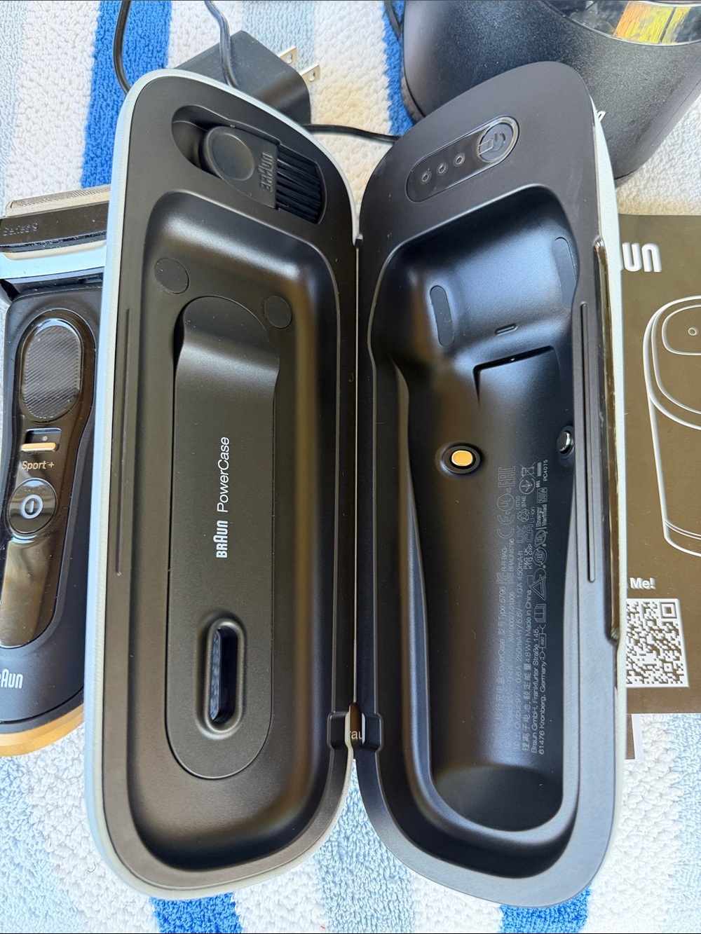 Braun Electric Shaver with Charging Dock - Black - Picture 3 of 8